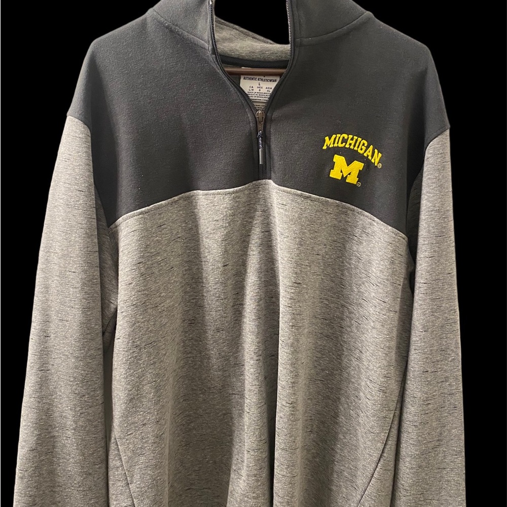 Mens Michigan champion sweatshirt half zip.